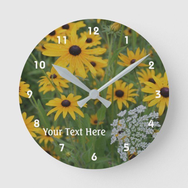 Black Mit Augen Susan und Queen Anne's Lace-Blume Runde Wanduhr (Vorderseite)