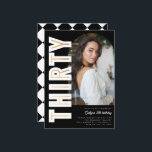 Black Modern Arch Foto 30. Geburtstag Party Einladung<br><div class="desc">Black Modern Arch Foto 30. Geburtstag Party Einladung. Dieses elegante Design verfügt über einen schwarzen Hintergrund,  der in jede beliebige Farbe geändert werden kann,  einen Platzhalter für das Foto,  den Sie einfach mit Ihrer eigenen,  'DRITTEN' in fett serf Schriftart mit Imitaten goldenen Folie in Linie ersetzen können.</div>
