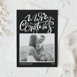 Black Modern Calligraphy Foto Frohe Weihnachten<br><div class="desc">Frohe Weihnachten! Senden Sie Weihnachtswünsche an Familie und Freunde mit dieser individuell gestaltbaren Weihnachtskarte für das Foto. Es zeichnet sich durch moderne Kalligraphie und ein einfaches Skript auf einem schwarzen Hintergrund aus. Personalisieren Sie diese moderne Weihnachtskarte, indem Sie Ihr Foto, Ihre Nachricht und Ihre Namen hinzufügen. Diese moderne Weihnachtskarte ist...</div>
