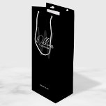 Black Modern Script Personalisiert Trauzeuge Name Geschenktüte Für Weinflaschen<br><div class="desc">Moderne Minimalistische Personalisierte Monogramm- und Namensgeschenke Dieses Design zeichnet sich durch den Namen des personalisierten Trauzeugen im modernen Schriftart-Stil und Monogramm in grau-modernen Sans Serif Schriftart Stil als Hintergrund,  mit Hochzeitsdetails in weiß modernen Sans Serif Schriftart Stil,  auf schwarzem Hintergrund. Auch perfekt für Trauzeuge,  Trauzeugin,  Brautmädchen und mehr.</div>