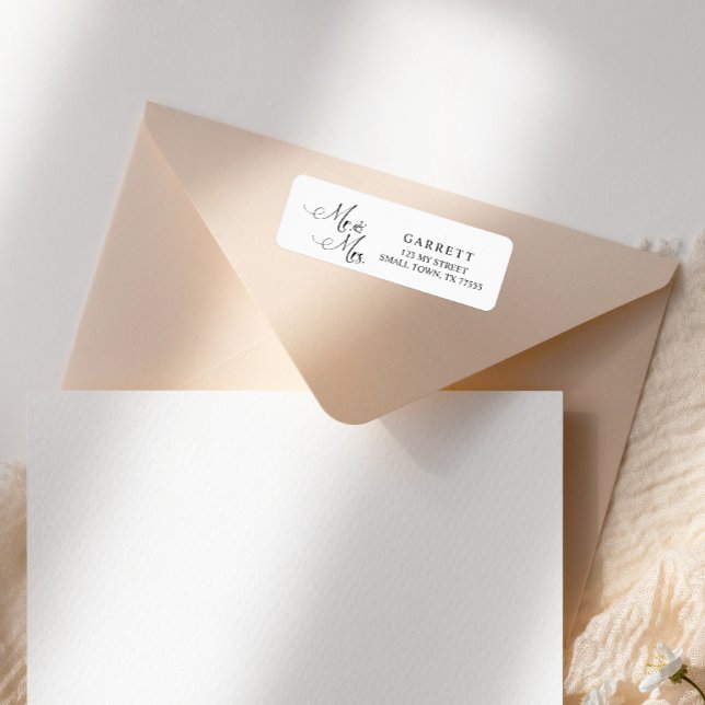 Black Modern Simple Script Mr. and Mrs Address (Von Creator hochgeladen)