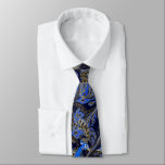 Black Navy und Gold Vintag Paisley Peacock Krawatte<br><div class="desc">Navy Blue Black und Gold Mehndi Indian Paisley Vintag Peacock Wedding Party Krawatte Für die Typ. Vater der Braut, Vater des Grooms, Trauzeuge, Trauzeuge und Bräutigam. Rosa Himbeere Coral Orange und Gelb Retro Paisley Wedding Design. Vintag Inspiriert Paisley Ästhetik Mehndi Indian Paisley Wedding Krawatte. Auch perfekt für die Art Deko...</div>