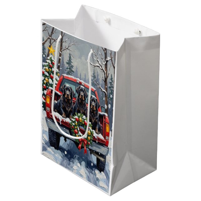 Black Newfoundland Christmas Red Truck Holiday Mittlere Geschenktüte (Vorderseite Schrägansicht)