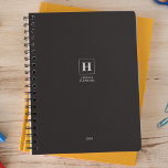 Black Noir Classic Monogram Personal Weekly Planer<br><div class="desc">Einfaches,  persönliches Schreibpapier-Jahresplaner mit klassischem Monogramm in quadratischem Rahmen. Jährlicher Planer (12 Monate) mit offenen monatlichen Übersichten und wöchentlichen Planungsblättern. Kontakt für Hilfe bei der Personalisierung.</div>