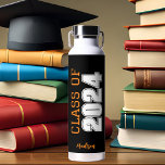 Black Orange Class 2024 Personalisierter Abschluss Trinkflasche<br><div class="desc">Diese eigens für Senioren konzipierte,  schwarz-orangefarbene Wasserflasche mit fett-weißer Typografie-Leseklasse 2024 in verschiedenen Buchstaben für ein Party-Sake-Geschenk an Schulen oder Uni-Abschlüssen. Passen Sie mit Ihrem Namen in elegantem kursiven Skript unter,  um einen großen Gedenkfavorit zu erhalten.</div>