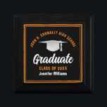Black Orange Graduate Custom 2025 Graduation Party Erinnerungskiste<br><div class="desc">Diese moderne Geschenkboxen in Schwarz und Orange zeigt klassische Typografie Ihres High School- oder Uni-Namens für die Abschluss 2025. Passen Sie mit Ihrem geschlossen Jahr unter der schicken handgeschriebenen Drehbuch-und White-grad-Kappe für ein großes personalisiertes Graduiertengeschenk an.</div>