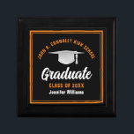 Black Orange Graduate Custom 2025 Graduation Party Erinnerungskiste<br><div class="desc">Diese moderne Geschenkboxen in Schwarz und Orange zeigt klassische Typografie Ihres High School- oder Uni-Namens für die Abschluss 2025. Passen Sie mit Ihrem geschlossen Jahr unter der schicken handgeschriebenen Drehbuch-und White-grad-Kappe für ein großes personalisiertes Graduiertengeschenk an.</div>
