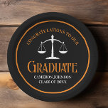 Black Orange Law School Custom Graduation Party Pappteller<br><div class="desc">Diese moderne,  schwarz-orangefarbene,  maßgeschneiderte Party-Platte für die Graduiertenklasse 2025 zeichnet sich durch klassische Typografie aus. Passen Sie mit Ihrem geschlossen Jahr unter den weißen Maßstäben der Justiz für dieses große personalisierte Anwalt oder Anwalt Geschenk der Glückwünsche.</div>