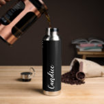 Black Personalisiert Wedding Bridesmaid Trinkflasche<br><div class="desc">Gönnen Sie Ihrer Hochzeitsjury oder Ihrer Trauzeugin diese trendige,  vakuumisolierte Wasserflasche,  die ihren Namen in weißem,  stilisiertem Schrift auf einem soliden schwarzen Hintergrund hat. Stellen Sie die Flasche nach Belieben durch Bearbeiten und Ersetzen des Namens durch Ihren eigenen Namen ein. Wählen Sie Ihre Wasserflasche.</div>