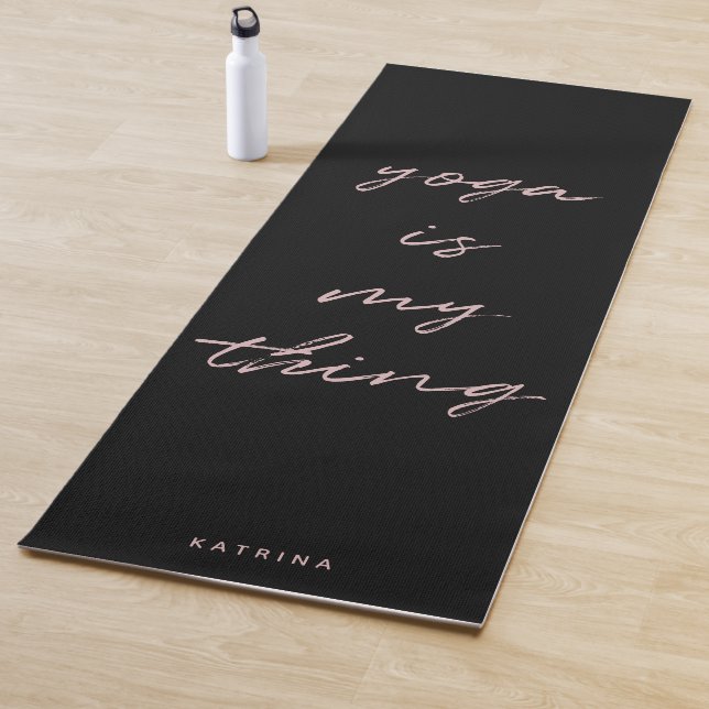 Black Pink Minimalistisch Script Yoga ist My Thing Yogamatte (Beispiel)