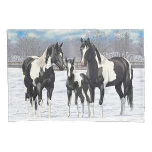 Black Pinto Quarter Pferde Paint Pferde im Schnee Kissenbezug