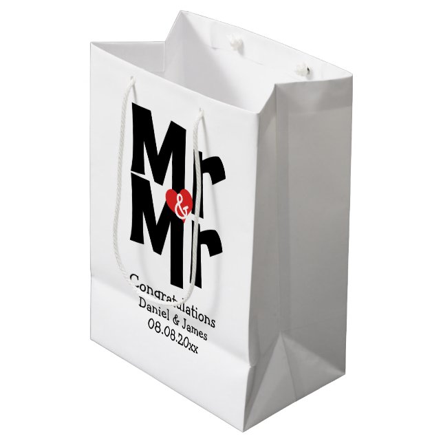 Black Red Bold Moderne Personalisiert Mr. and Mr. Mittlere Geschenktüte (Vorderseite Schrägansicht)