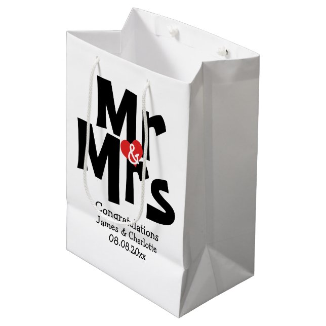 Black Red Bold Moderne Personalisiert Mr. and Mrs. Mittlere Geschenktüte (Vorderseite Schrägansicht)
