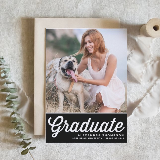Black Retro Bold Typografy Foto Abschluss Einladung (Customizable retro-inspired Black and White Photo Graduation Invitation)