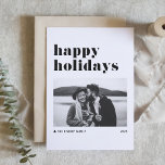 Black Retro Bold Typografy Foto Happy Holidays Feiertagskarte<br><div class="desc">Gute Ferien! Senden Sie Ihre Urlaubswünsche mit dieser individuell gestaltbaren,  modernen Urlaubskarte an Familie und Freunde. Es zeigt Retro-mutige Typografie mit einem Weihnachtsbaumakzent. Personalisieren Sie diese Foto-Urlaubskarte,  indem Sie Ihre eigenen Daten hinzufügen. Diese schwarz-weiße "Happy"-Urlaubskarte ist in anderen Farben erhältlich.</div>
