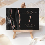Black Rose Gold Agate Dark Wedding Tischnummer<br><div class="desc">Der links Rand dieser eleganten modernen Hochzeitskarte weist eine schwarze Aquarellwand auf,  die mit dem vergoldeten Glitzer der Imitate Rose bestickt wurde. Der individuell anpassbare Text kombiniert die Rose Rosa Handschrift und die kursiv und kopperplate Schriftart auf einem schwarzen Hintergrund.</div>