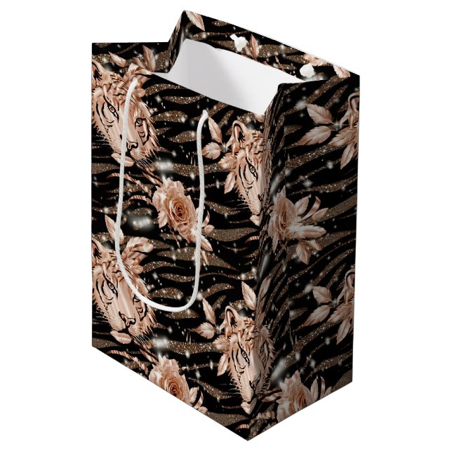 Black Rose Gold Tiger Floral Mittlere Geschenktüte (Vorderseite Schrägansicht)