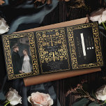 Black Royal Medieval Sword Wedding Dreifach Gefaltete Einladung<br><div class="desc">Mit dieser mittelalterlichen Fantasie dreifacher Einladung verkünden Sie Ihre Hochzeit im Stil! Dieses einladende Hotel mit einem majestätischen Goldschwert und Blumen, mit einem besonderen Foto des Ehepaares auf schwarzem Hintergrund - die perfekte Mischung aus Romantik und Abenteuer. HINWEIS: Dieses Design enthält KEINE reale Folie. Das Platzhalterbild wurde von Unsplash bereitgestellt...</div>