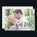 Black Rustic Brush Calligraphy Foto Rette unser Da Save The Date<br><div class="desc">Stilvolle Ankündigung Datum freihalten mit bürstenmoderner Kalligraphie mit grünen Blätter. Dies ist ein idealer Save the Date für Hochzeitsfeiern im Frühjahr und Sommer. Sie können die Rückseite anpassen,  indem Sie ein eigenes Muster hinzufügen oder ein anderes Foto hinzufügen.</div>