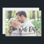 Black Rustic Brush Calligraphy Foto Rette unser Da Save The Date<br><div class="desc">Stilvolle Ankündigung Datum freihalten mit bürstenmoderner Kalligraphie mit grünen Blätter. Dies ist ein idealer Save the Date für Hochzeitsfeiern im Frühjahr und Sommer. Sie können die Rückseite anpassen,  indem Sie ein eigenes Muster hinzufügen oder ein anderes Foto hinzufügen.</div>