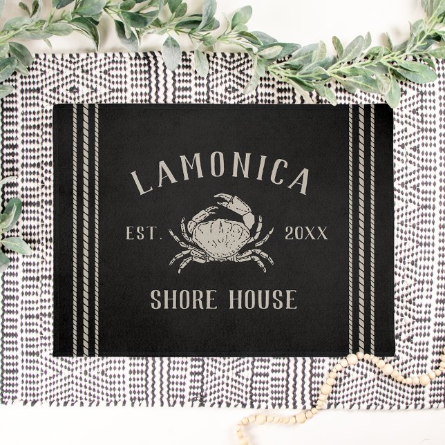 Black | Rustic Shore House Personalized Crab Fußmatte (Von Creator hochgeladen)