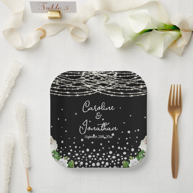 Black Rustic White Roses String Lights Wedding Pappteller (Hochzeit)