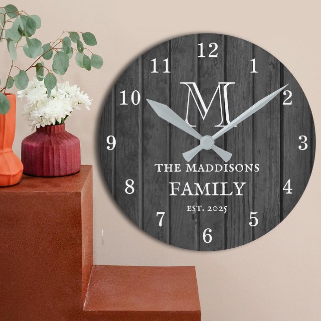 Black Rustic Wood Farmhouse Family Monogram & Name Runde Wanduhr (Von Creator hochgeladen)