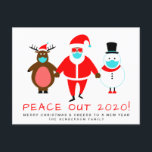 Black Santa Snowman Rentier Maske Peace Out 2020 Feiertagspostkarte<br><div class="desc">Weihnachten und Neujahr Weihnachten Weihnachten und Weihnachten Weihnachten Weihnachten, die das bevorstehende Ende eines rauen 2020 feiern. Ein Schneemann und Rentier aus Cartoon, angeführt von einem coolen Retro-schwarzen Weihnachtsmann, tragen Gesichtsmasken, stehend über "Peace Out 2020!" in lustiger roter Typografie. Sie können die "Peace Out"-Nachricht, den Feiertagsgruß (ursprünglich Set zu "Frohe...</div>