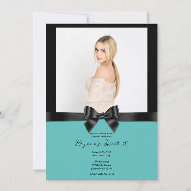 Black Satin Bow Aquamarin Türkis Foto Sweet 16 Einladung (Vorderseite)