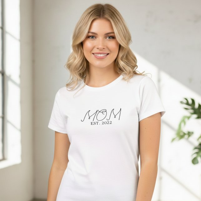 Black Script MOM  Established 20XX  T-Shirt (Von Creator hochgeladen)