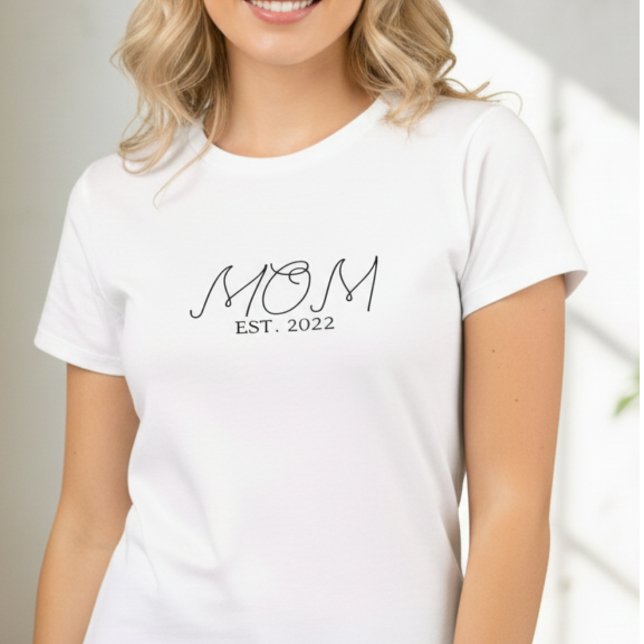 Black Script MOM  Established 20XX  T-Shirt (Von Creator hochgeladen)