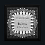 Black Silver Lace Hochzeitstag Geschenkboxen<br><div class="desc">Einzigartige und stilvolle Spitze inspiriertes Design in Schwarz-weiß- und silbergrau - exquisite und elegante Brauerei, Jubiläum oder Verlobung präsentiert. Persönlich mit Namen, Jubiläumsdatum und Monogramm oder Zahlen - gemacht in eine wunderbare hölzerne Geschenkboxen, um Schmuck behalten, Schmuckkasten für Ihre speziellen Keepsakes. Schenken Sie sich ein wunderbares Geschenk - füllen Sie...</div>