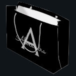 Black Silver Modern Script Girl Monogram Name Große Geschenktüte<br><div class="desc">Schwarz und Silver Einfache Script Monogram Name Geschenktasche. Das macht den perfekten 16 Geburtstag,  Hochzeit,  Brautparty,  Jubiläum,  Babydusche oder Junggeselinnen-Abschied Geschenktasche für jemanden,  der Lieben glamourösen Luxus und schicke Stile.</div>