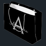 Black Silver Modern Script Girl Monogram Name Große Geschenktüte<br><div class="desc">Schwarz und Silver Einfache Script Monogram Name Geschenktasche. Das macht den perfekten 16 Geburtstag,  Hochzeit,  Brautparty,  Jubiläum,  Babydusche oder Junggeselinnen-Abschied Geschenktasche für jemanden,  der Lieben glamourösen Luxus und schicke Stile.</div>