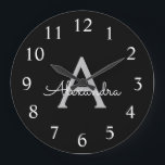 Black Silver Modern Script Girl Monogram Name Große Wanduhr<br><div class="desc">Die einfache Name-Uhr für das Monogramm Schwarz und Silver. Das macht den perfekten 16 Geburtstag,  Hochzeit,  Brautparty,  Jubiläum,  Babydusche oder Junggeselinnen-Abschied Geschenk für jemanden,  der Lieben glamourösen Luxus und schicke Stile.</div>