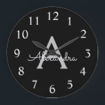 Black Silver Modern Script Girl Monogram Name Große Wanduhr<br><div class="desc">Die einfache Name-Uhr für das Monogramm Schwarz und Silver. Das macht den perfekten 16 Geburtstag,  Hochzeit,  Brautparty,  Jubiläum,  Babydusche oder Junggeselinnen-Abschied Geschenk für jemanden,  der Lieben glamourösen Luxus und schicke Stile.</div>