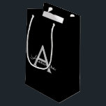 Black Silver Modern Script Girl Monogram Name Kleine Geschenktüte<br><div class="desc">Schwarz und Silver Einfache Script Monogram Name Geschenktasche. Das macht den perfekten 16 Geburtstag,  Hochzeit,  Brautparty,  Jubiläum,  Babydusche oder Junggeselinnen-Abschied Geschenktasche für jemanden,  der Lieben glamourösen Luxus und schicke Stile.</div>