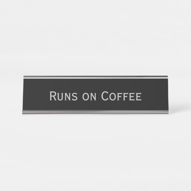 Black Silver 'Runs on Coffee' Funny Puff Schreibtischnamensplakette (Vorderseite )