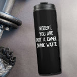 Black Simple Funny Zitat Trinkwasser mit einem Nam Thermosbecher<br><div class="desc">Anpassbarer Text,  um Ihre eigene lustige oder Lieblings-Zitat schreiben oder behalten existieren,  um zu ermutigen und erinnern Sie oder Ihre Lieben zu trinken mehr Wasser "Name,  Sie sind kein Kamel. Trinkwasser!"</div>