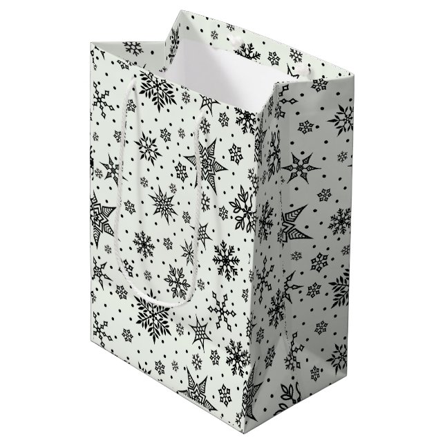 Black Snowflakes Weihnachtsmuster Mittlere Geschen Geschenktüte (Vorderseite Schrägansicht)