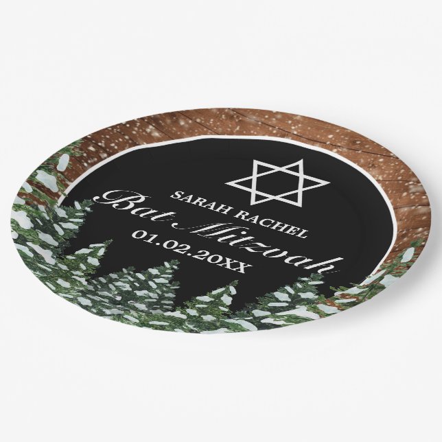 Black Snowy Wood & Forest Pine Bar Bat Mitzvah Pappteller (Schrägansicht)
