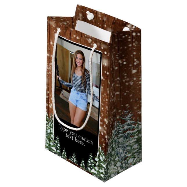 Black Snowy Wood & Forest Pine Birthday Foto Kleine Geschenktüte (Vorderseite Schrägansicht)