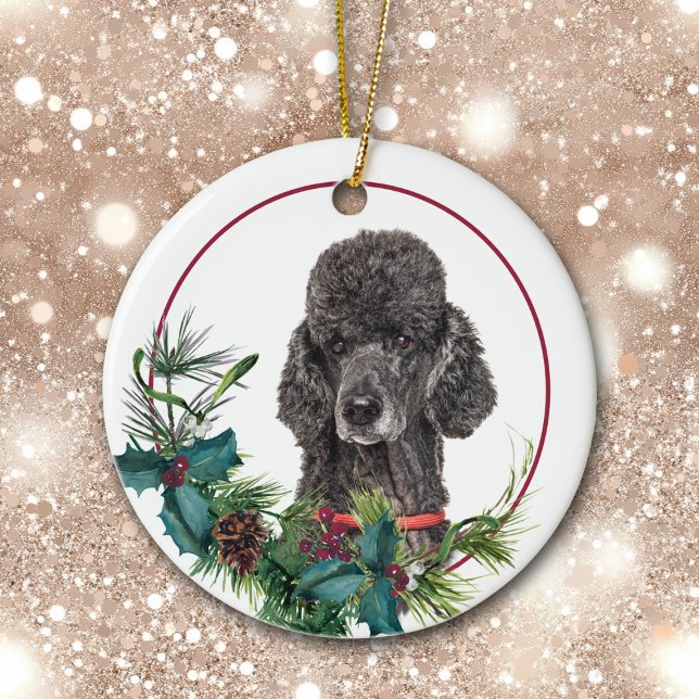 Black Standard Poodle Dog Evergreen Berry Wreath Keramik Ornament (Von Creator hochgeladen)