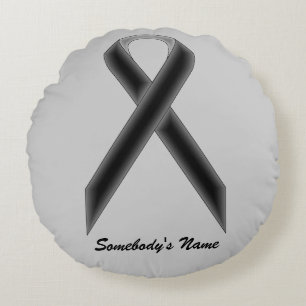 Black Standard Ribbon von Kenneth Yoncich Rundes Kissen