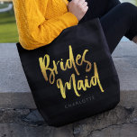 Black Strips Imitats Gold Pinselspitze Bridesmaid Tasche<br><div class="desc">Personalisierte Bridesmaid Tote-Tasche mit dem Wort "Bridesmaid" in den Imitaten goldenes trendiges Pinselskript vor einem schwarzen Streifen Hintergrund, das perfekt für Ihre Brautjungfrau ist, um ihre Gegenstände zu tragen. Karo den passenden Make-up-Sack hier https://www.zazzle.com/black_stripes_faux_gold_brush_script_bridesmaid_cosmetic_bag-223876160979955152 Personalisiere ihn durch Ersetzen des Platzhaltertextes. Für weitere Optionen, wie zum Beispiel den Schriftart zu ändern...</div>