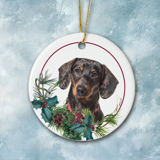 Black Tan Dackel Hund Evergreen Berry Wreath Keramik Ornament (Von Creator hochgeladen)