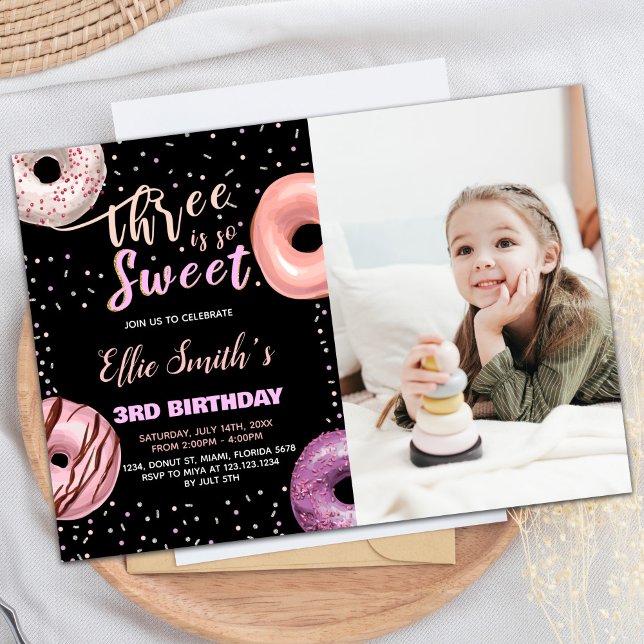 Black Three Sweet Pink Foto Donut Birthday Einladung (Black Three Sweet Pink Photo Donut Birthday Invitation)