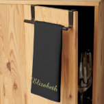 Black Trendy Calligraphy Imitate - Goldnamenvorlag Geschirrtuch<br><div class="desc">Eigener Upload Fügen Sie Ihr Monogramm erstes Foto oder Logo Text Elegant Moderne Niedliche Küche & Essen / Tisch & Küche Linen/ Personalisierte Vorlage Kalligraphie Gold Name Schwarze Küche Handtuch.</div>