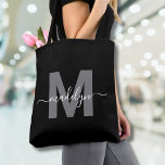 Black Trendy Modern Script Name Monogram Tasche<br><div class="desc">Personalisierte elegante Black Trendy Moderne Skriptname Monogram Tote Bag. Mit dieser schicken Tasche können Sie Ihren Alltag mit einer Touch an Eleganz bereichern. Diese Tasche mit einem schlichten, grauen, auf einem knusprigen schwarzen Hintergrund zentrierten Erststück und einem sauberen und modernen Design auf beiden Seiten verbindet Eleganz mit Praxisnähe. Diese Tasche...</div>