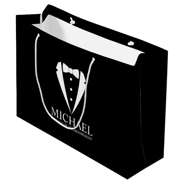 Black Tuxedo Anzug Personalisierter Trauzeuge Vors Große Geschenktüte (Vorderseite Schrägansicht)